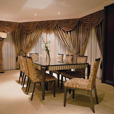 Grand Regency Doha, Trademark Collection By Wyndham Exterior foto A dining room