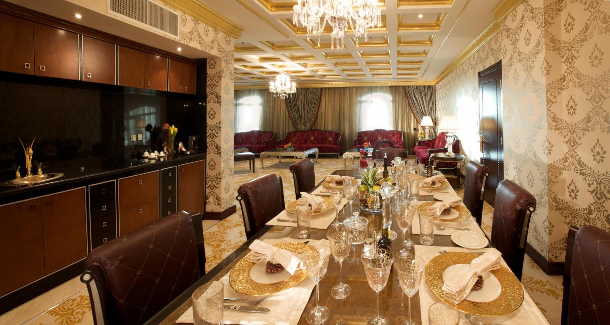 Grand Regency Doha, Trademark Collection By Wyndham Exterior foto A dining room