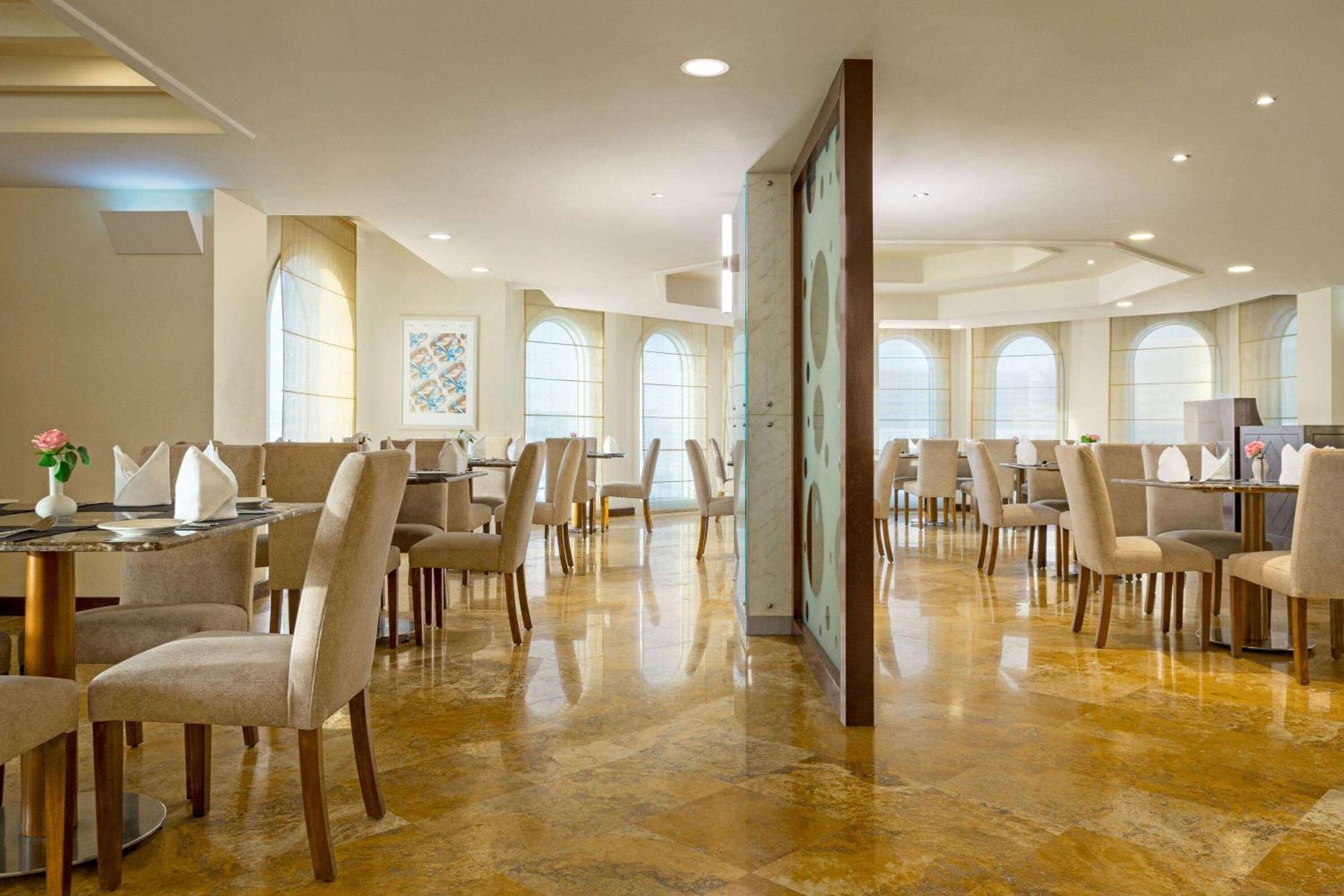 Grand Regency Doha, Trademark Collection By Wyndham Exterior foto The restaurant
