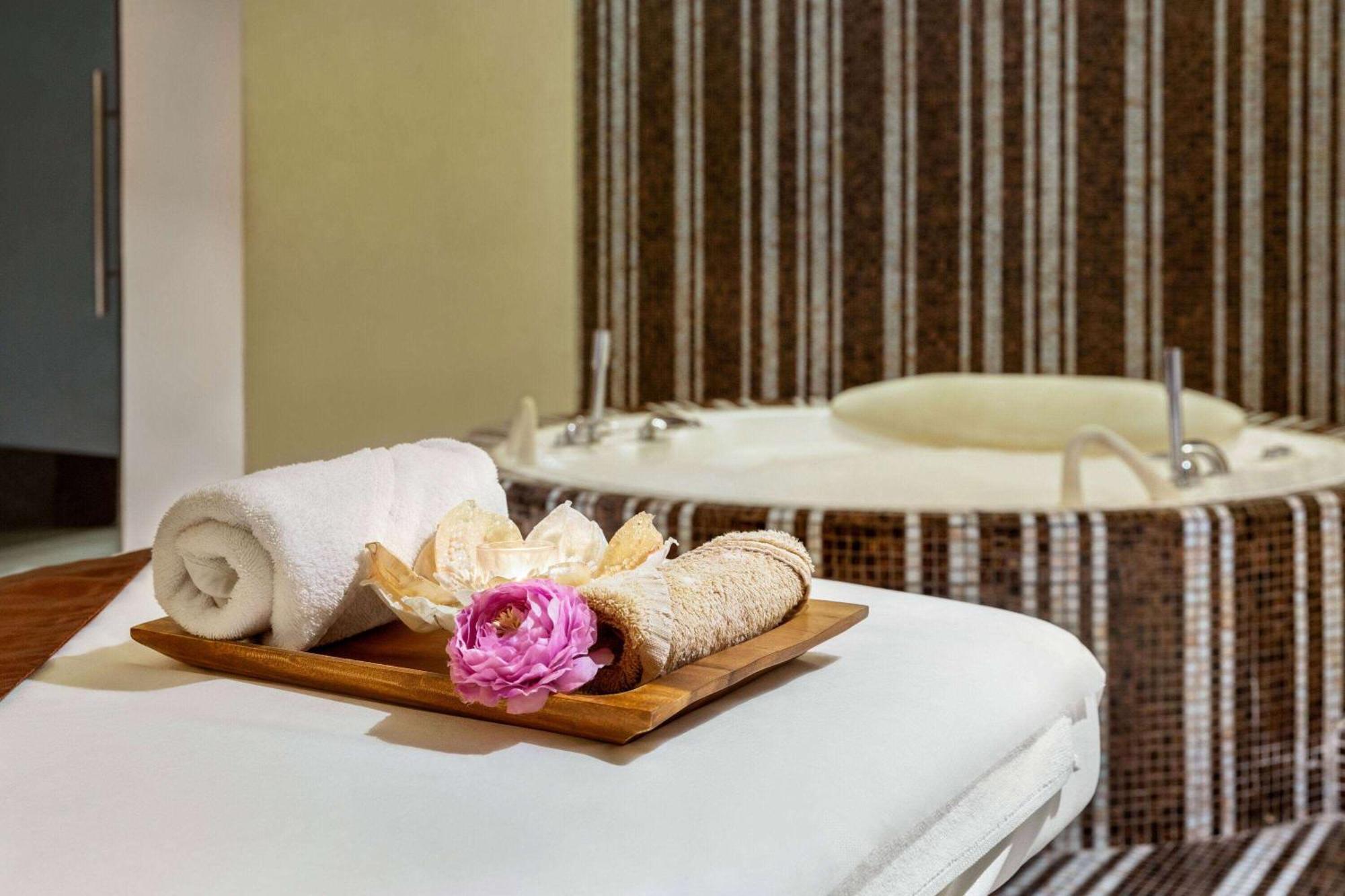 Grand Regency Doha, Trademark Collection By Wyndham Exterior foto Spa at the hotel