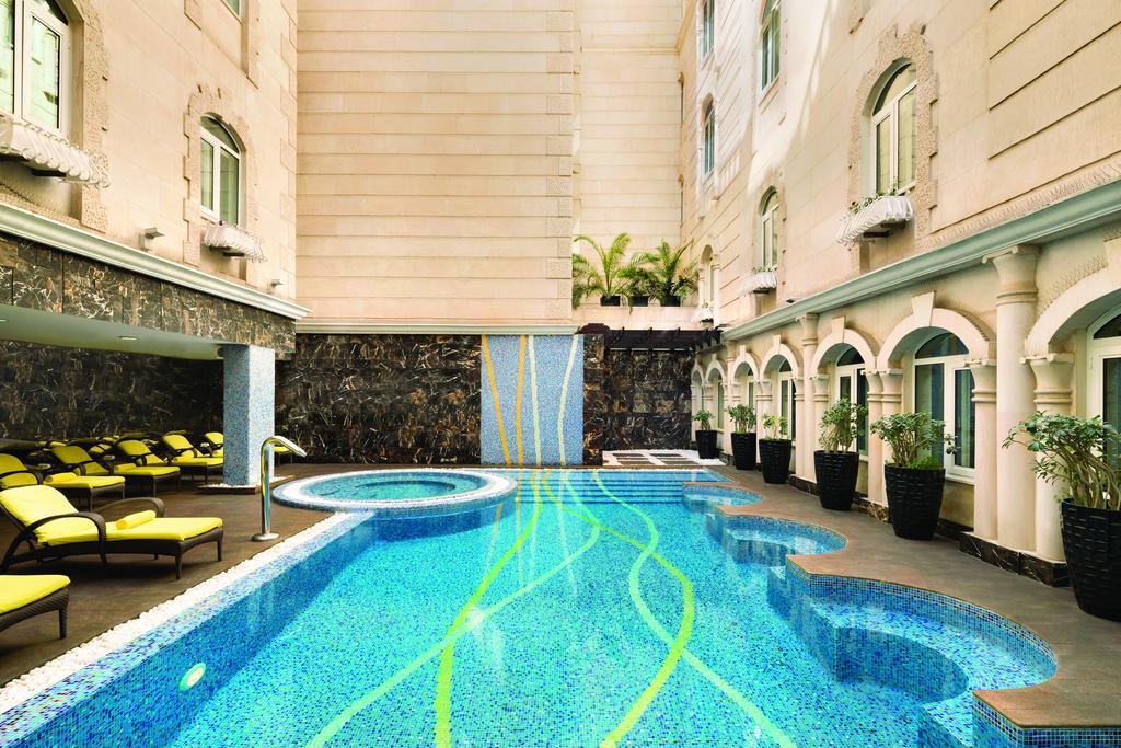 Grand Regency Doha, Trademark Collection By Wyndham Exterior foto The swimming pool at the hotel