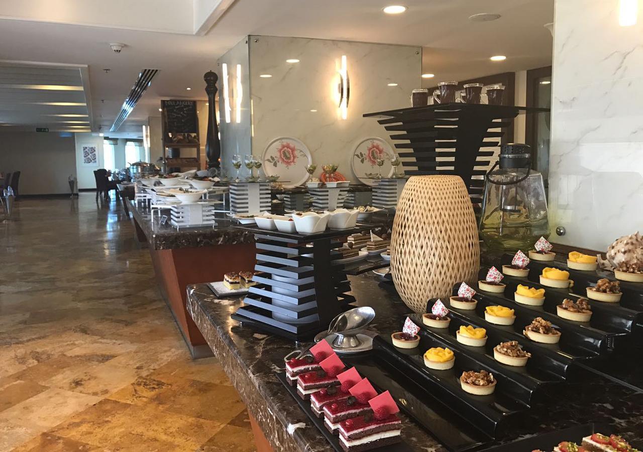 Grand Regency Doha, Trademark Collection By Wyndham Exterior foto The buffet at the lobby