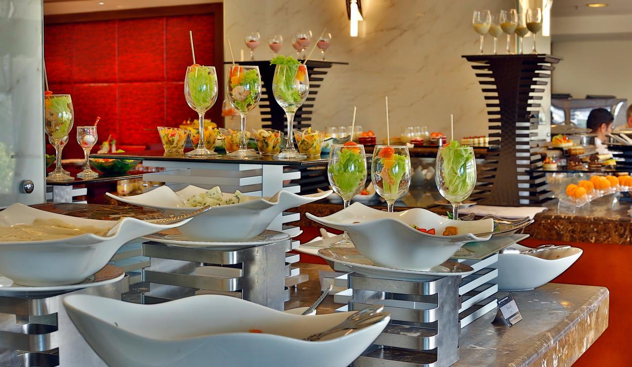 Grand Regency Doha, Trademark Collection By Wyndham Exterior foto A buffet at a hotel