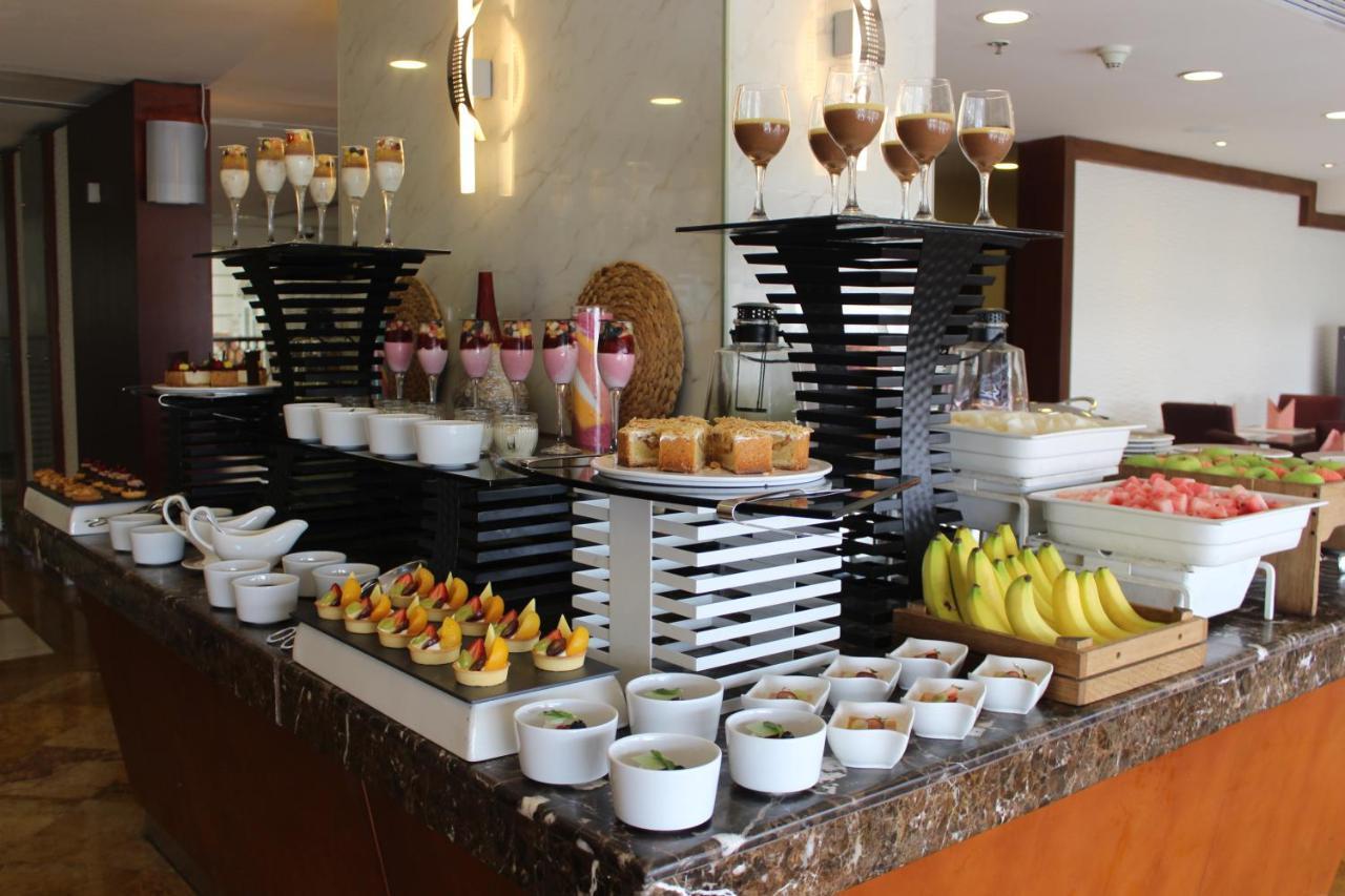 Grand Regency Doha, Trademark Collection By Wyndham Exterior foto A dessert buffet
